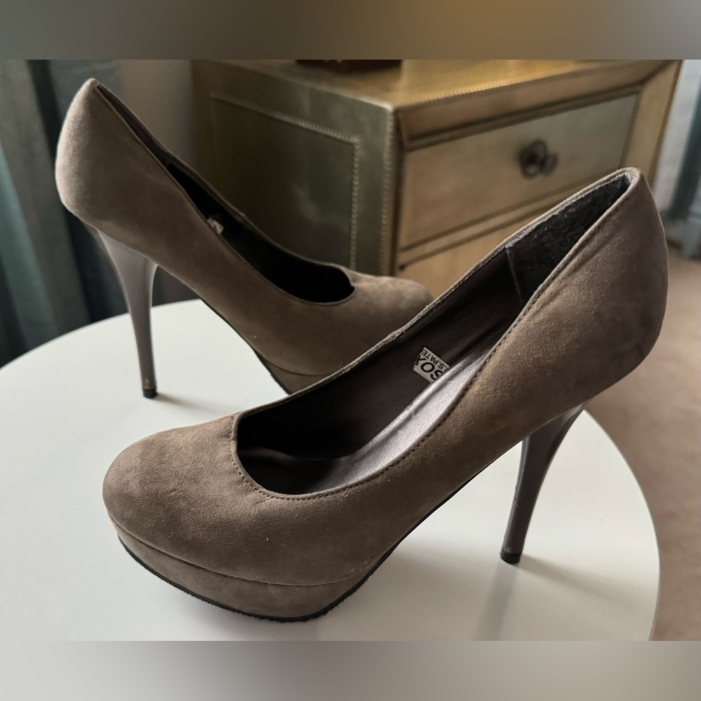 Mossimo tan/taupe platform 5” heels  size 6.5